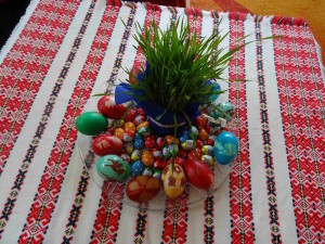 Фото: Митко Спироски, Лешок, Вапцани јајца од баба Славица и внуката Луна за празникот Велигден 2017