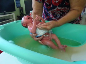 фото: Митко Спироски, Лешок, 01 Август 2017, Баба Славица за прв пат го бања бебето Давид